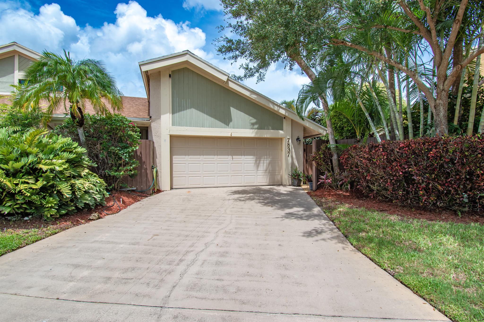 7837 Kenway Pl