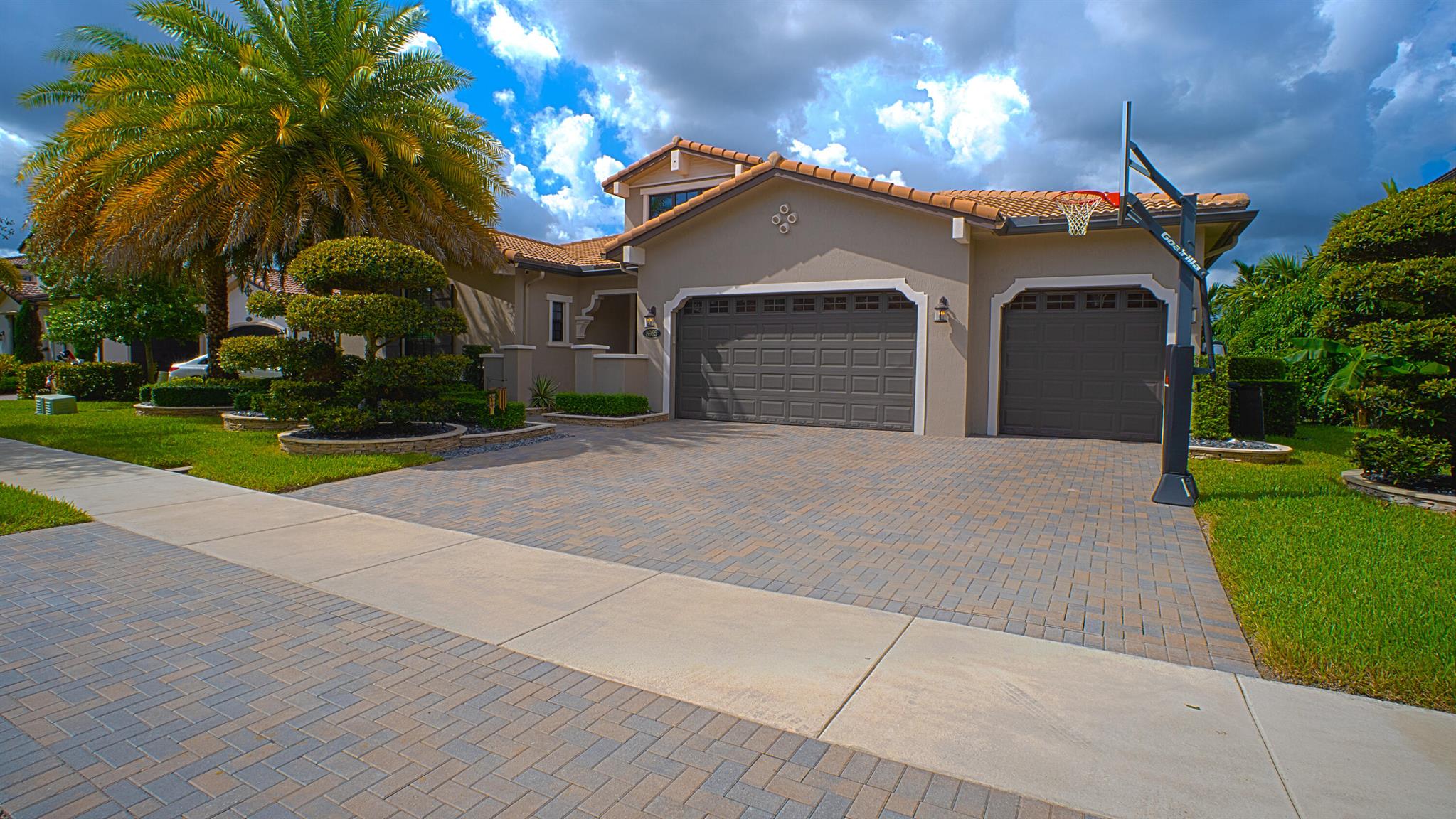 8965 Watercrest Cir
