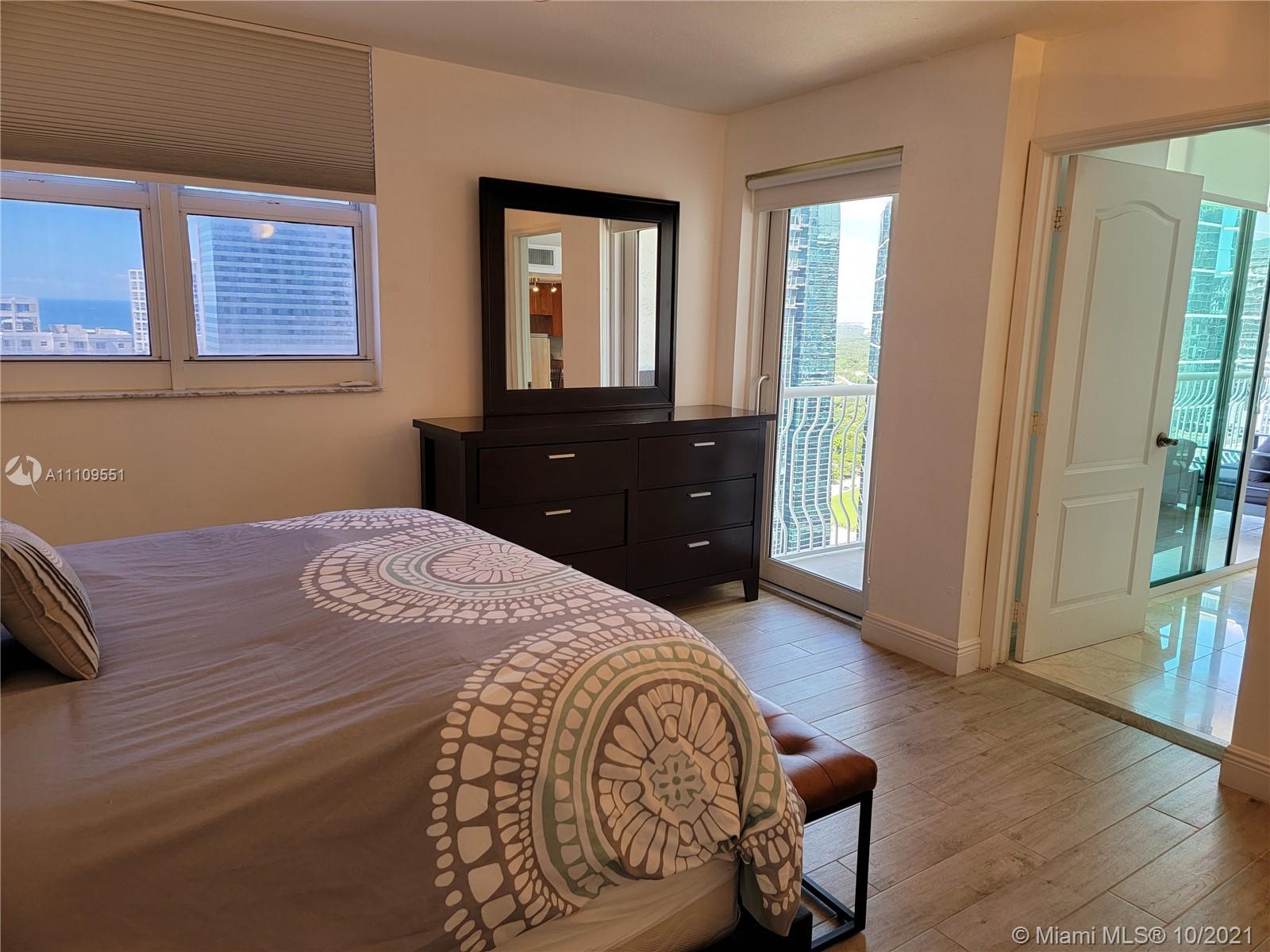 1200 Brickell Bay Dr #3515, Miami, FL 33131