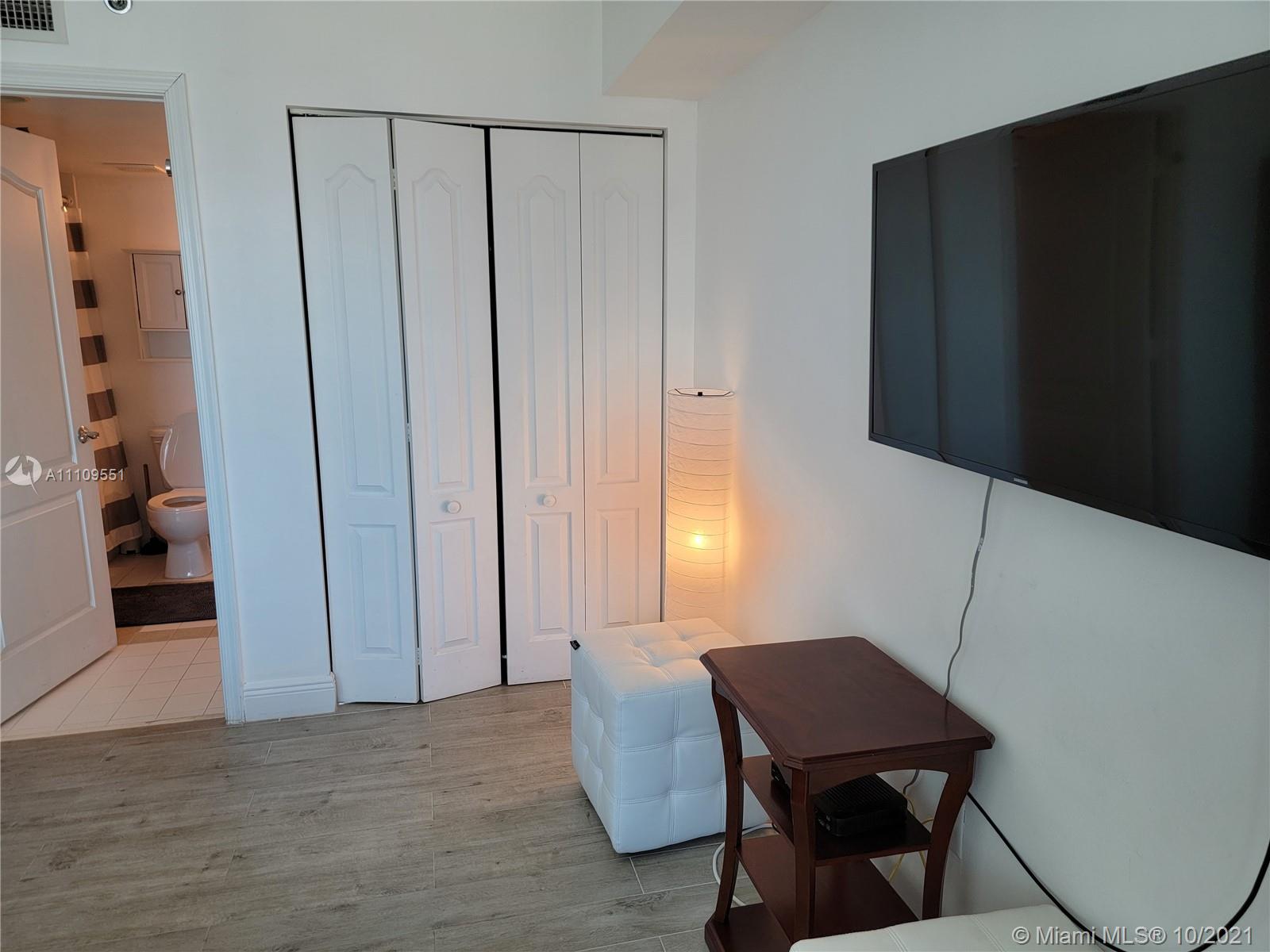 1200 Brickell Bay Dr #3515, Miami, FL 33131