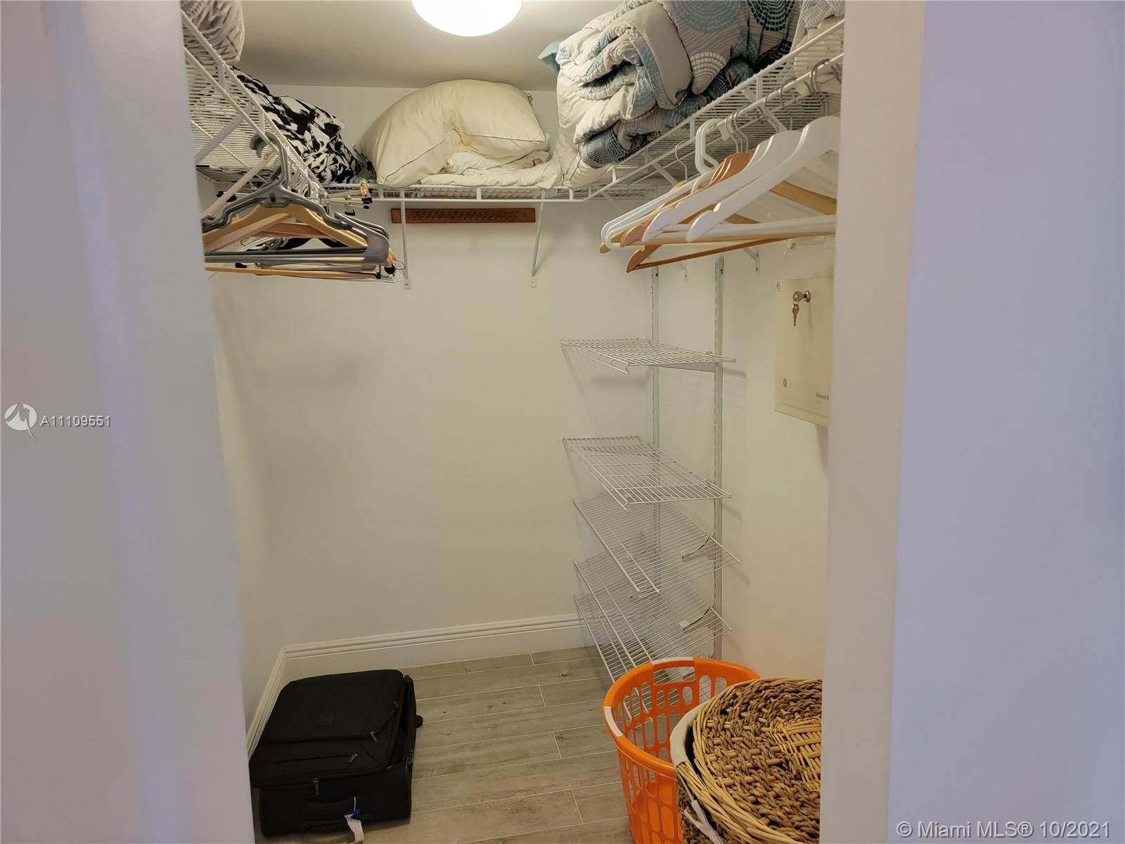 1200 Brickell Bay Dr #3515, Miami, FL 33131