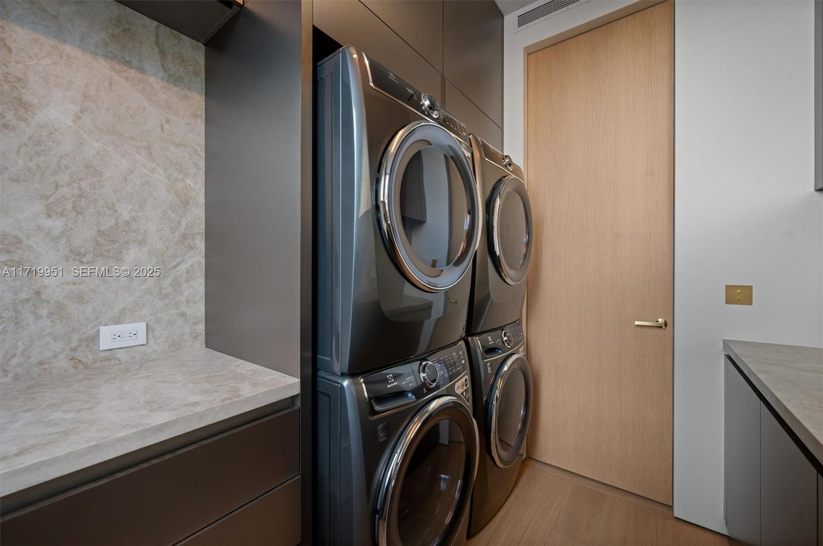 424 W Rivo Alto Dr Miami Beach, FL 33139