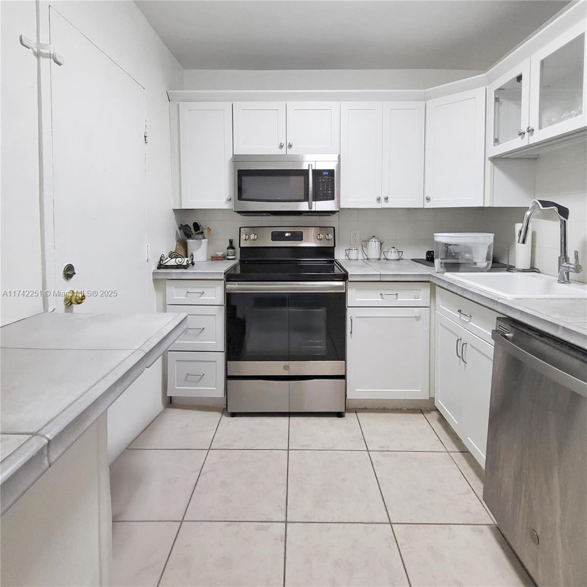 image SOUTH BAY CLUB CONDO8