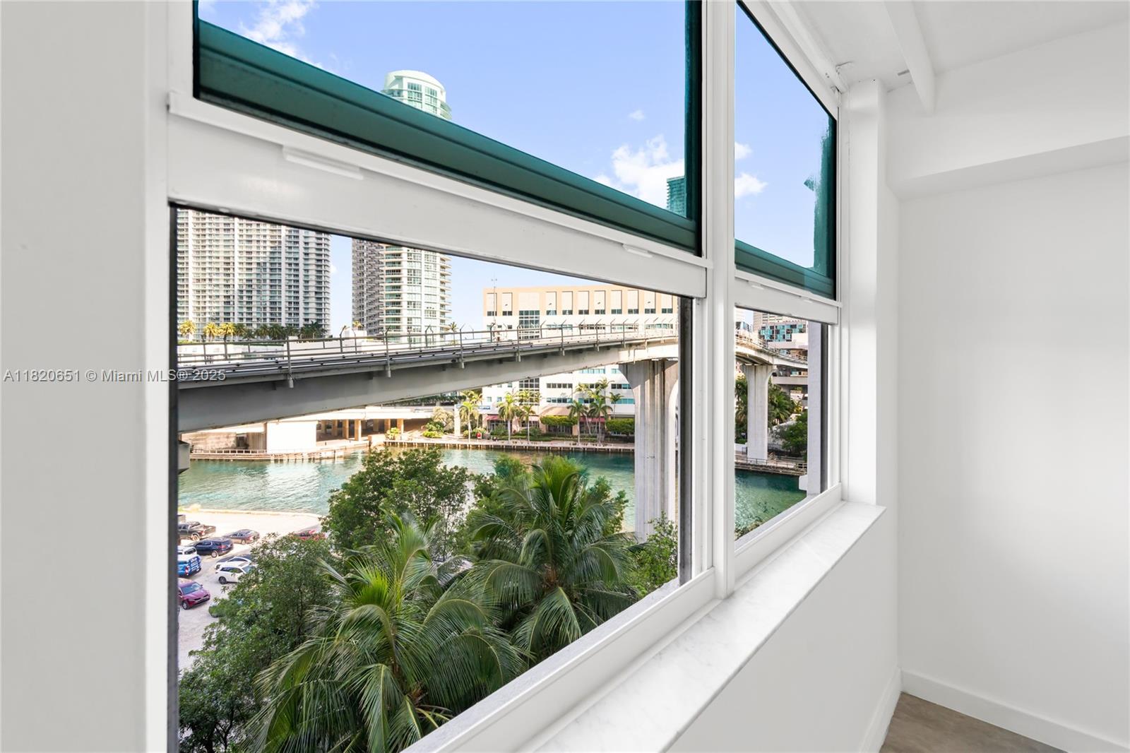 image BRICKELL ON THE RIVER16