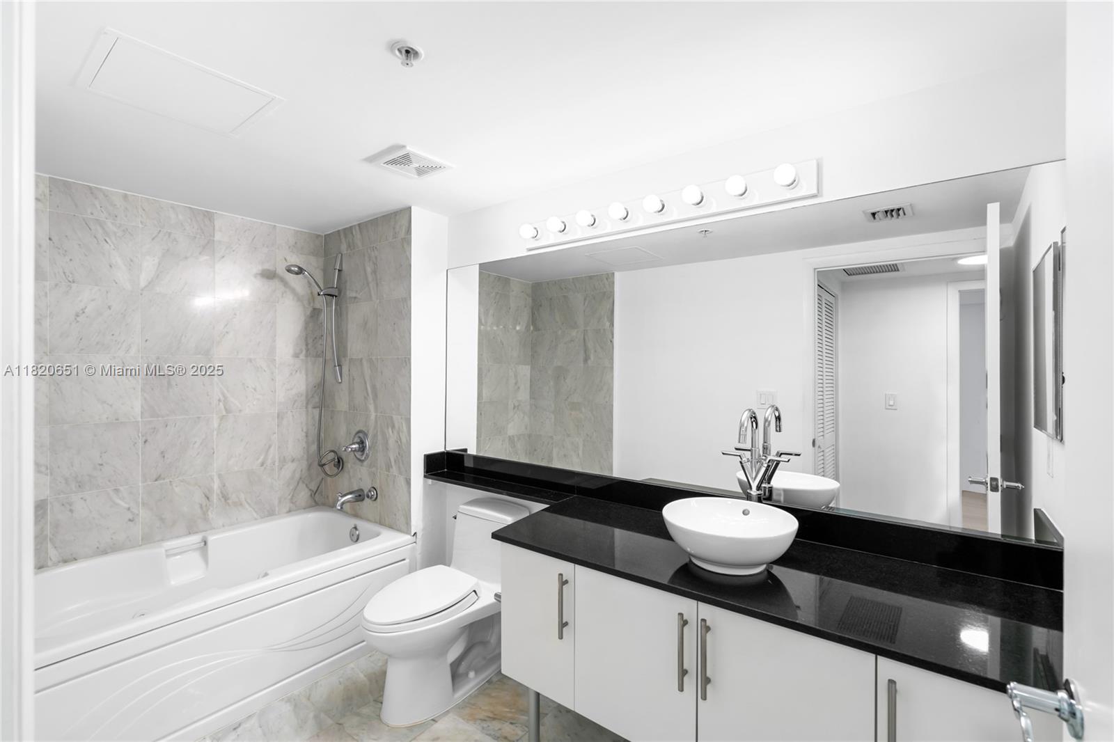 image BRICKELL ON THE RIVER23