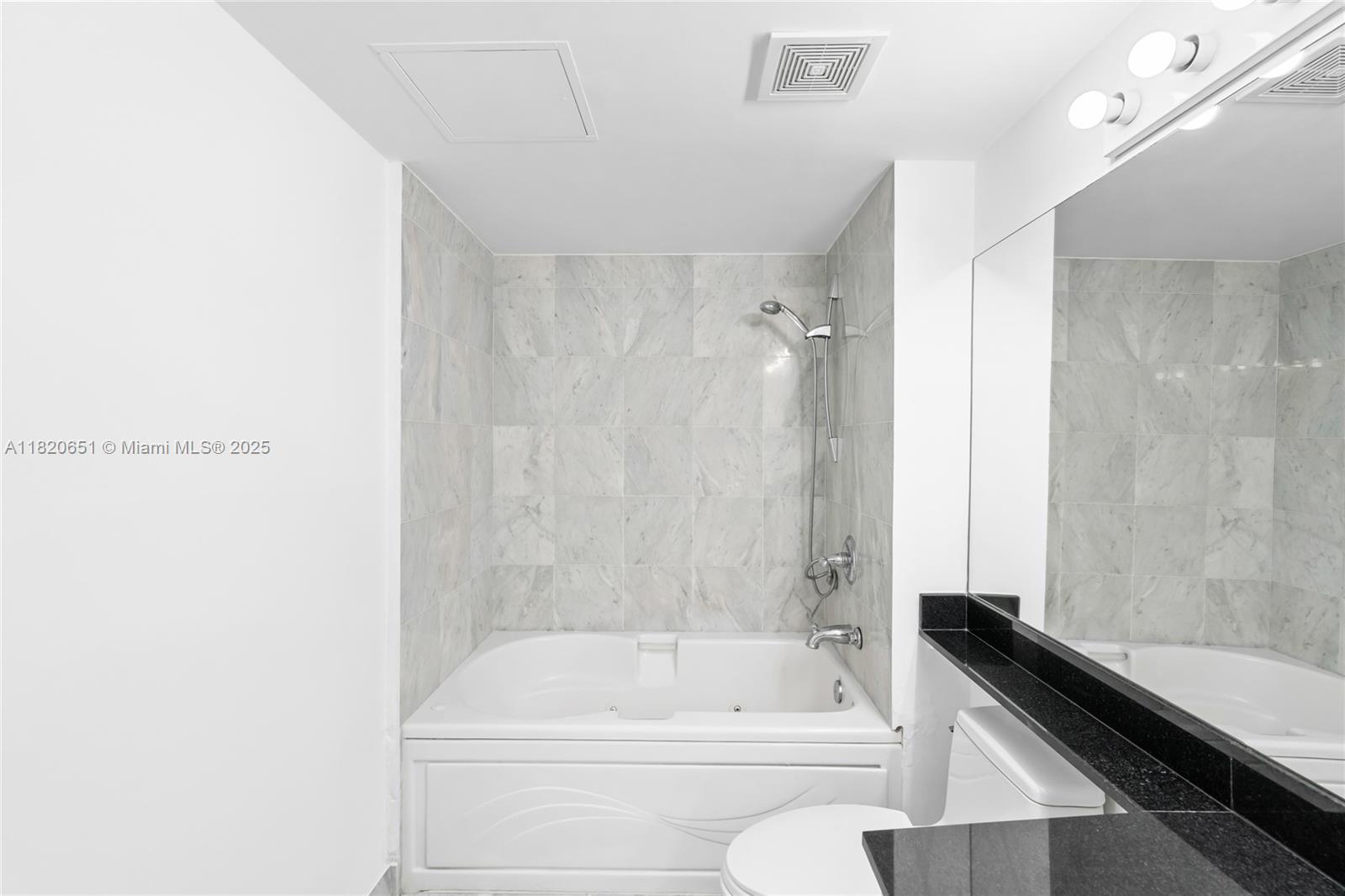 image BRICKELL ON THE RIVER25