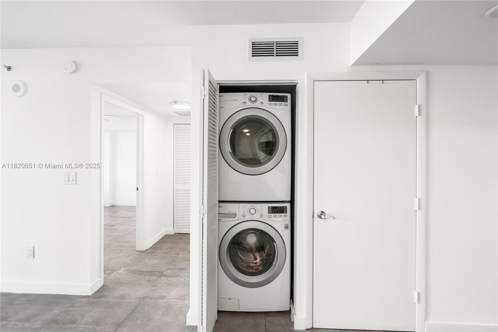 image BRICKELL ON THE RIVER26