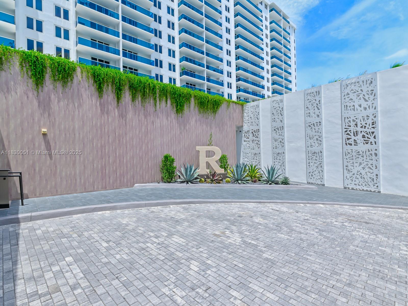image Roney Palace Condo1
