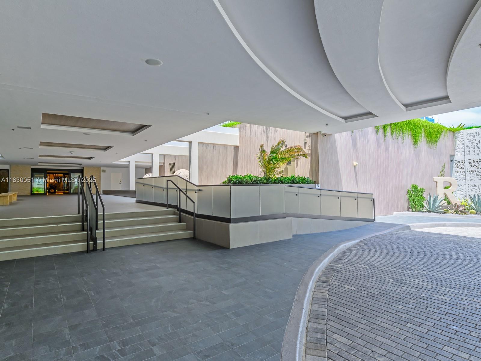 image Roney Palace Condo3