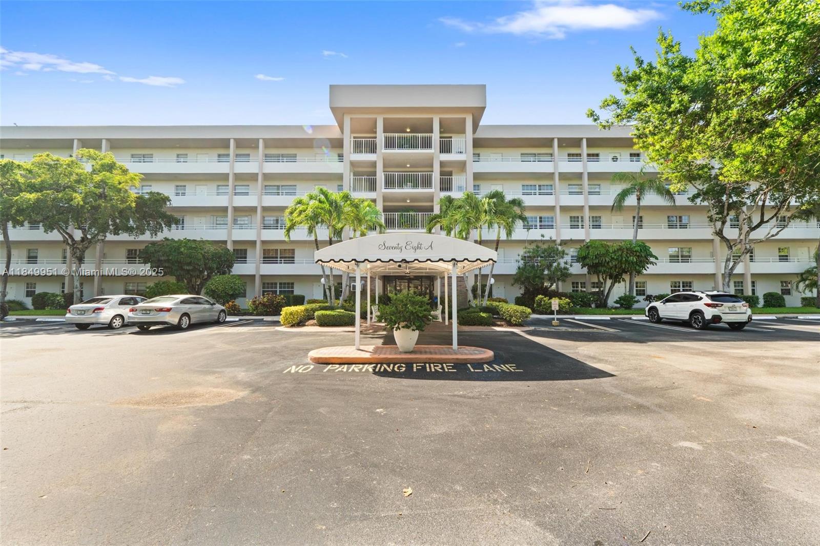 3970 Oaks Clubhouse Dr #104