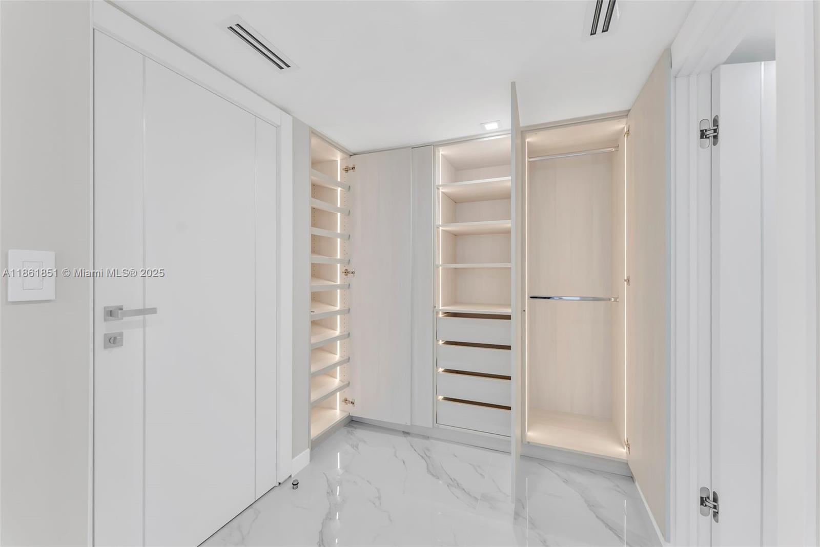 image Winston Towers 200 Condo13