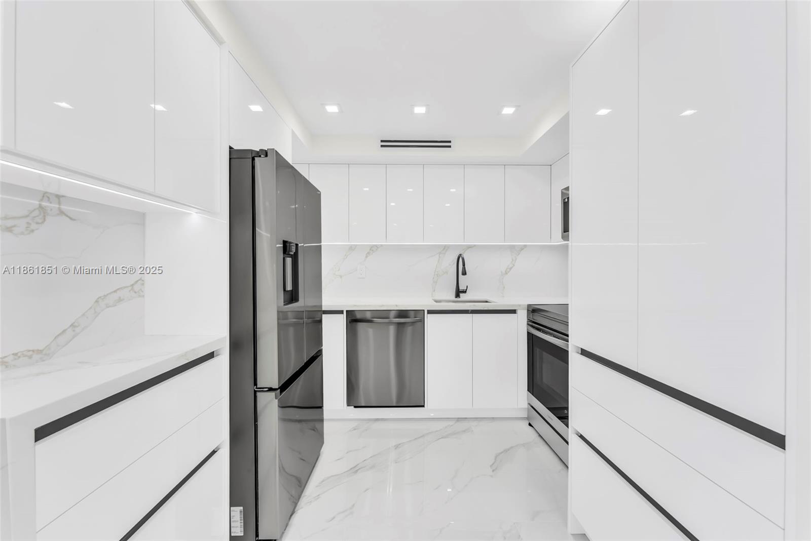 image Winston Towers 200 Condo1