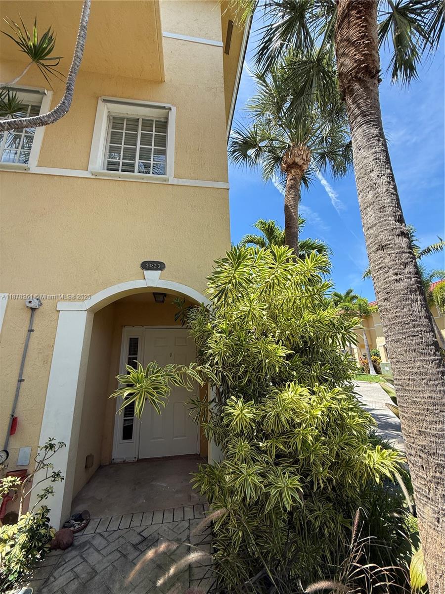 2082 NE 167th St #2-104