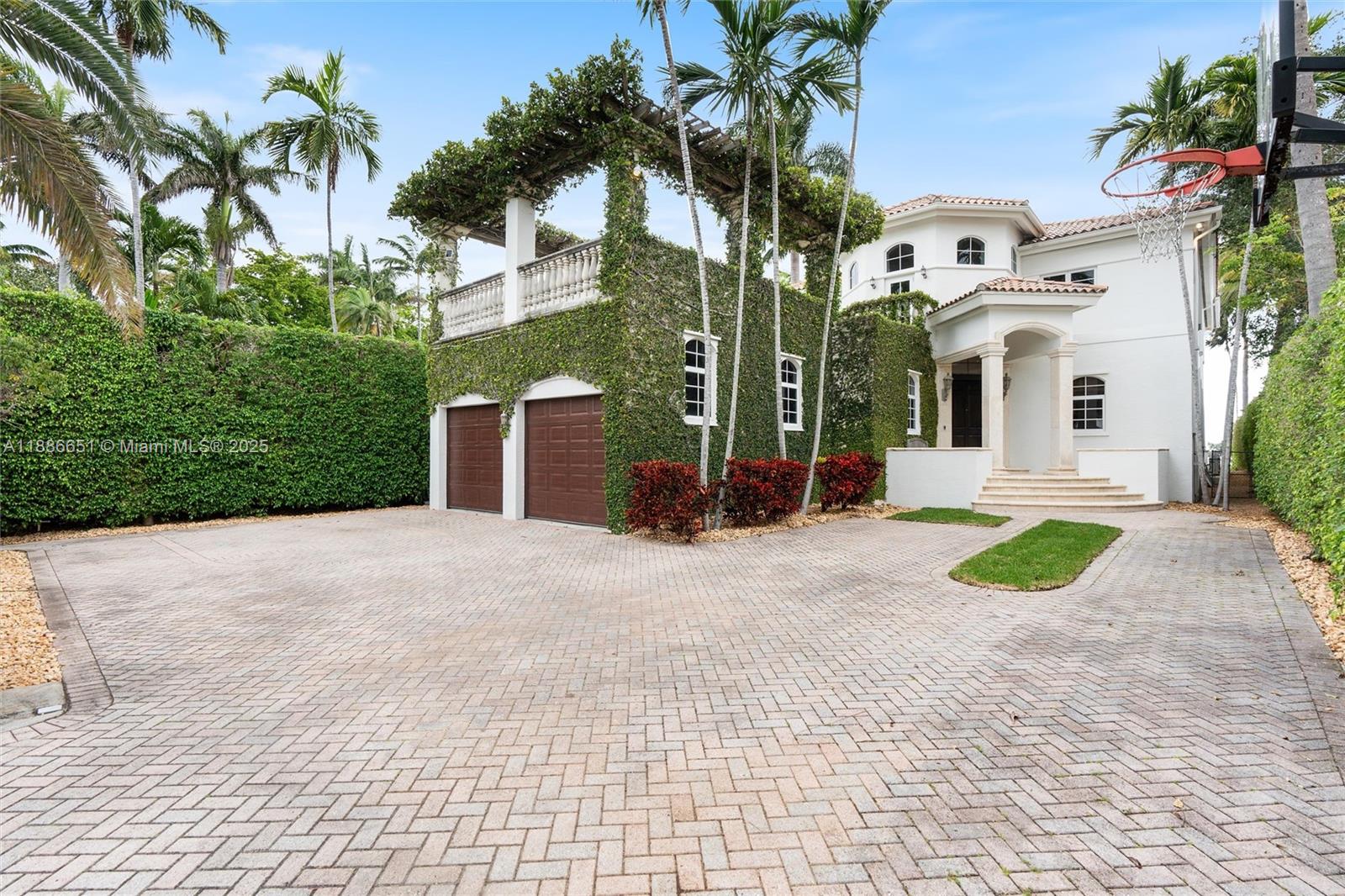 305 N Hibiscus Dr Miami Beach, FL 33139