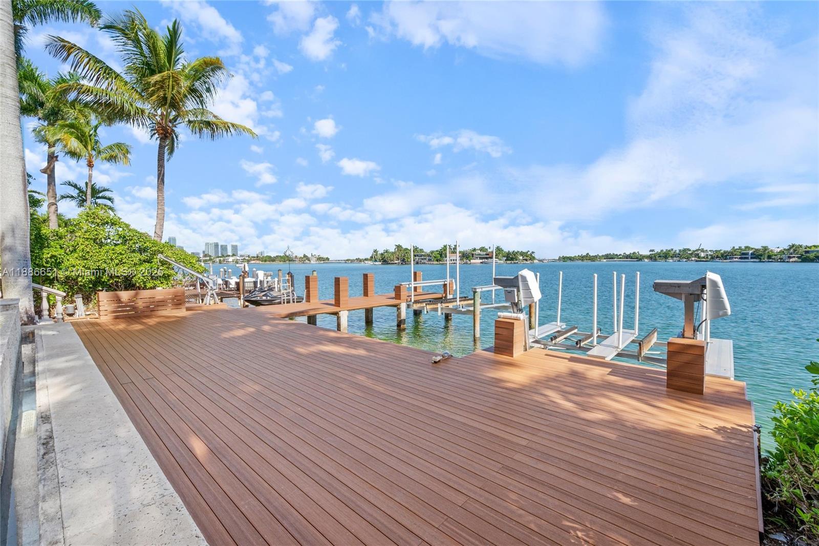 305 N Hibiscus Dr Miami Beach, FL 33139