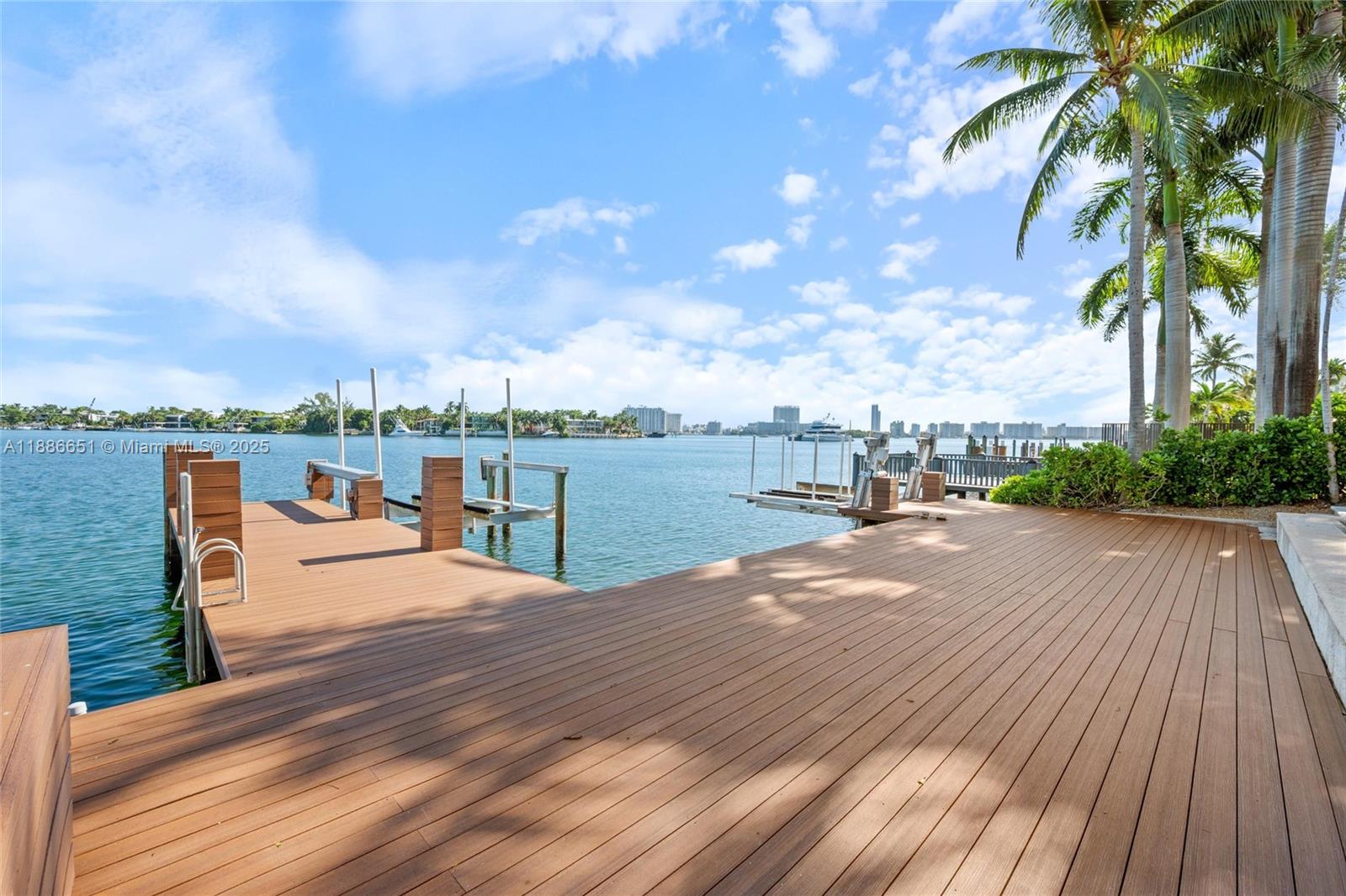 305 N Hibiscus Dr Miami Beach, FL 33139