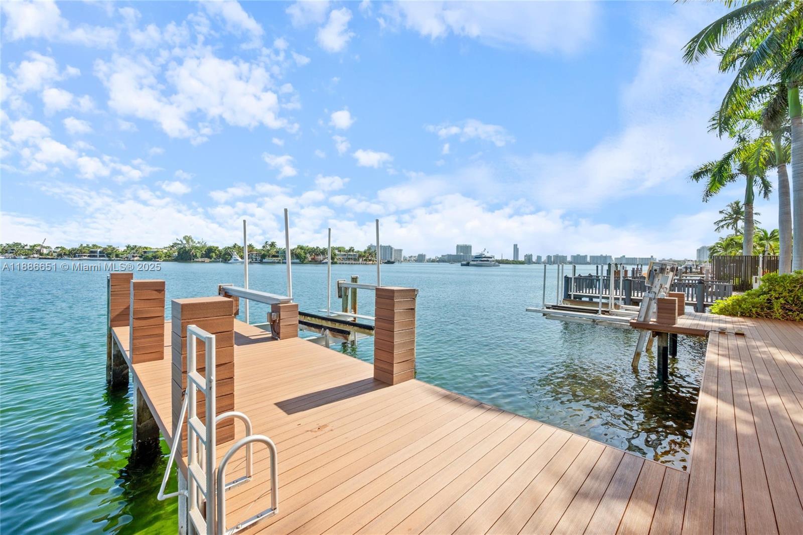 305 N Hibiscus Dr Miami Beach, FL 33139