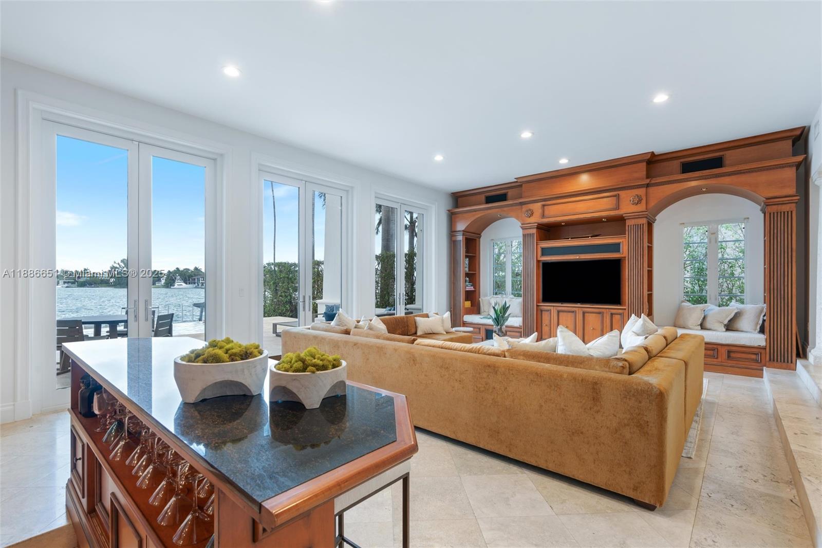 305 N Hibiscus Dr Miami Beach, FL 33139