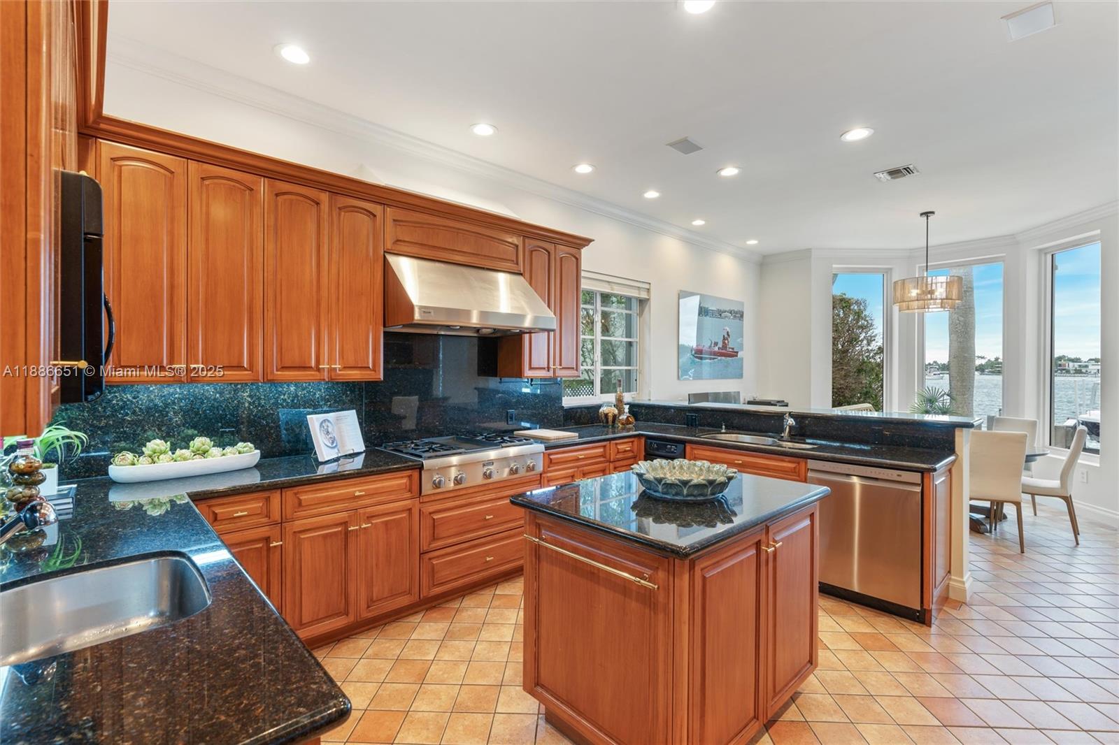 305 N Hibiscus Dr Miami Beach, FL 33139