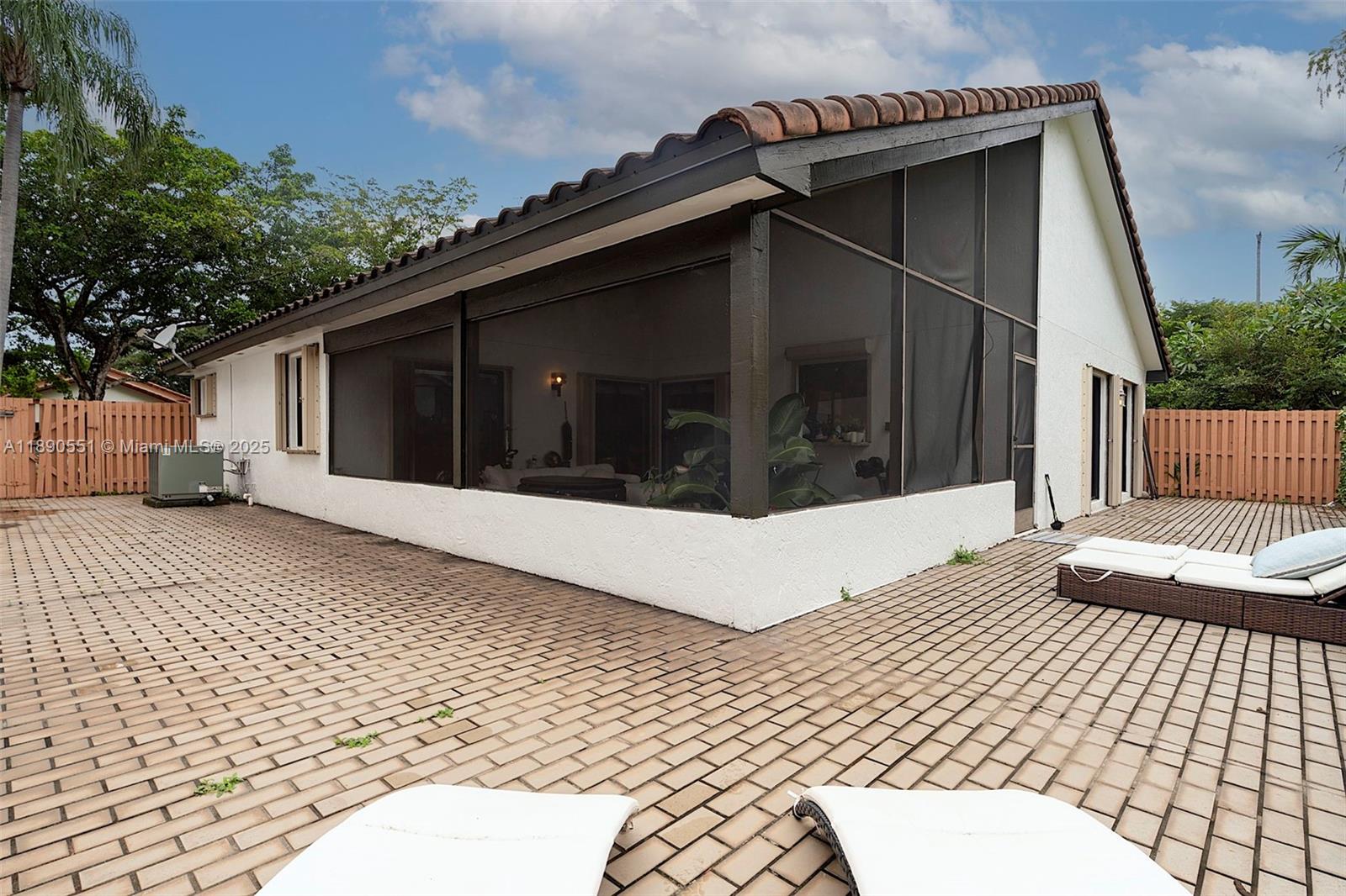 2330 Dover Weston, FL 33326