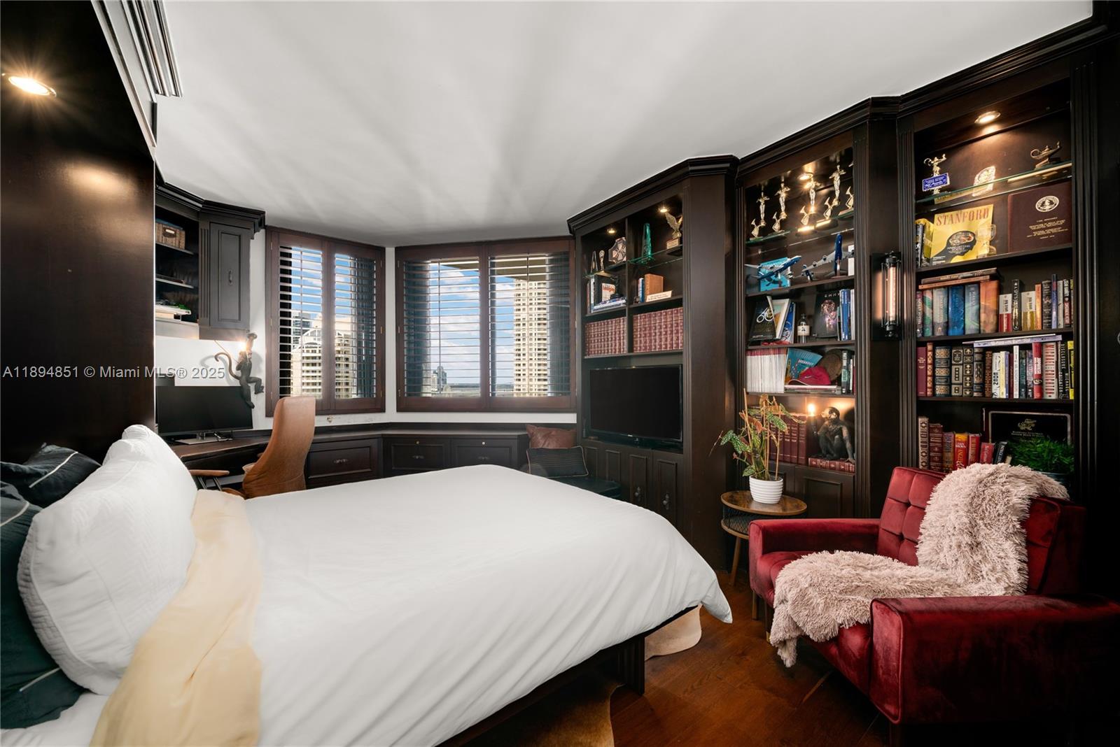 520 Brickell Key Dr #APH00 Miami, FL 33131