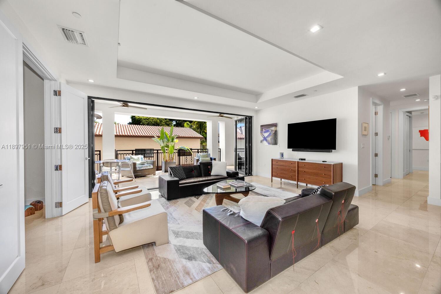 718 Valencia Ave #207