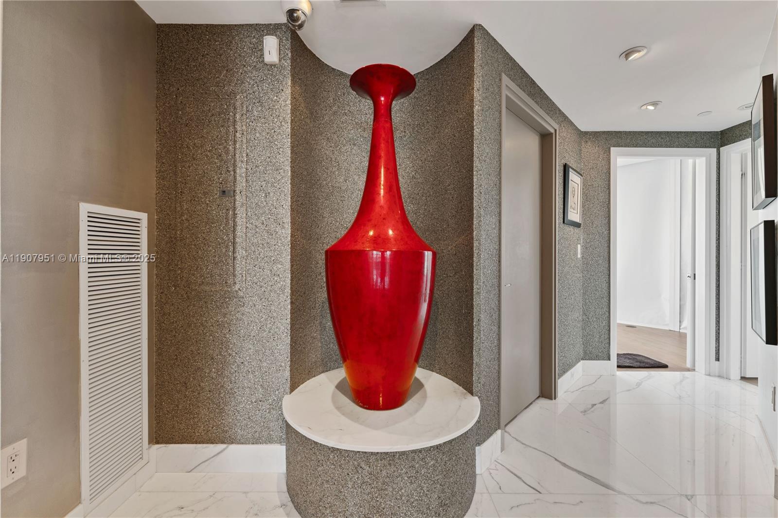 6000 Indian Crk Dr #PH 2501 Miami Beach, FL 33140