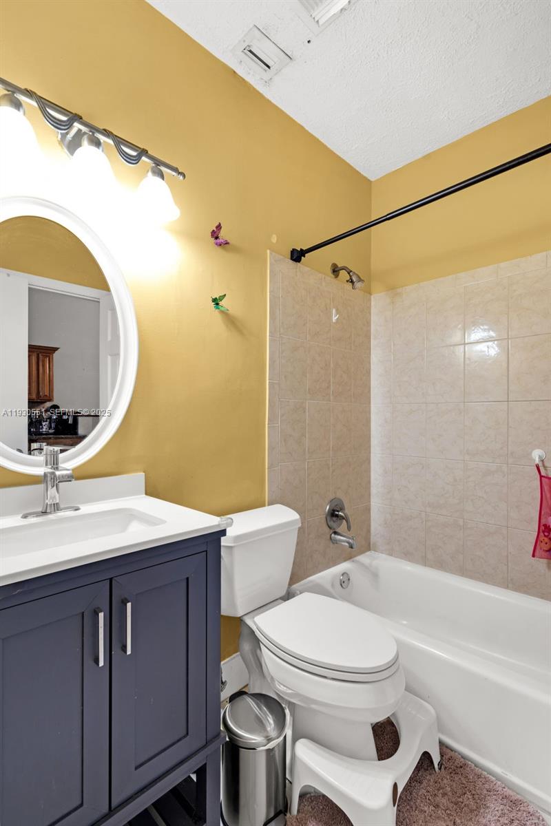 2340 Evergreen Ct Pembroke Pines, FL 33026