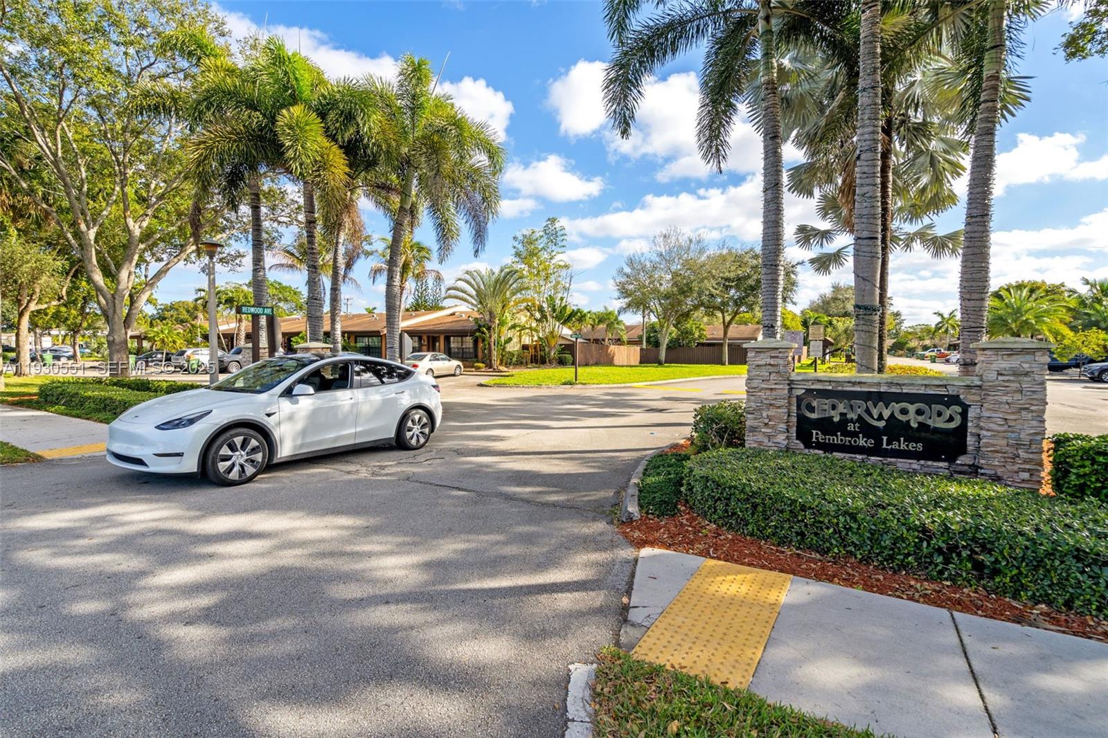 2340 Evergreen Ct Pembroke Pines, FL 33026