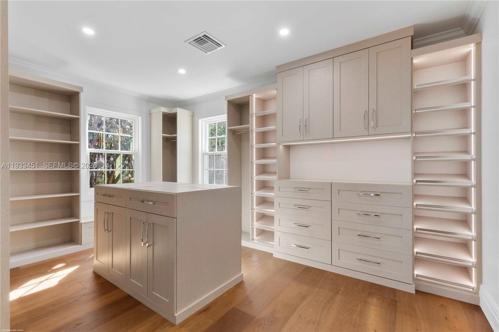 43 N Beach Rd Jupiter Island, FL 33455