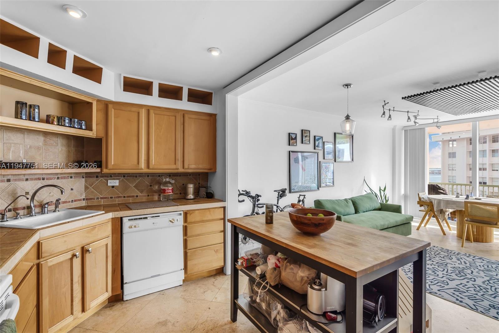 1408 Brickell Bay Dr #1206 Miami, FL 33131