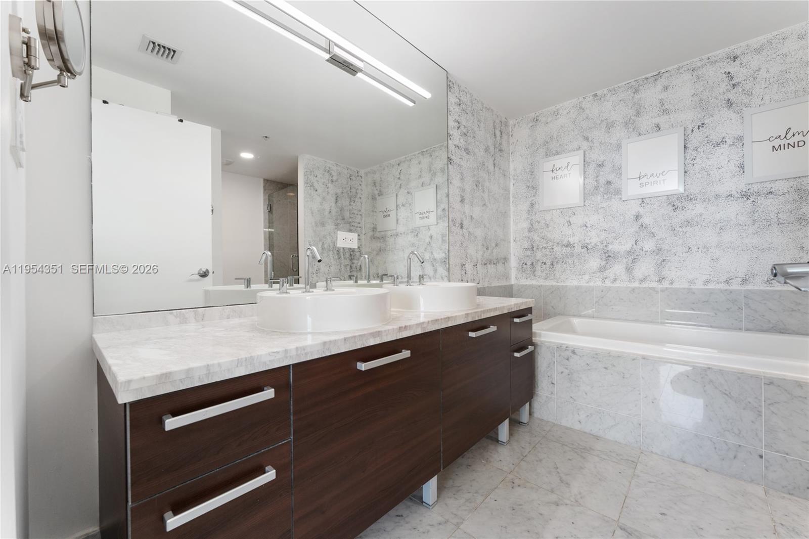 image Vizcayne South16