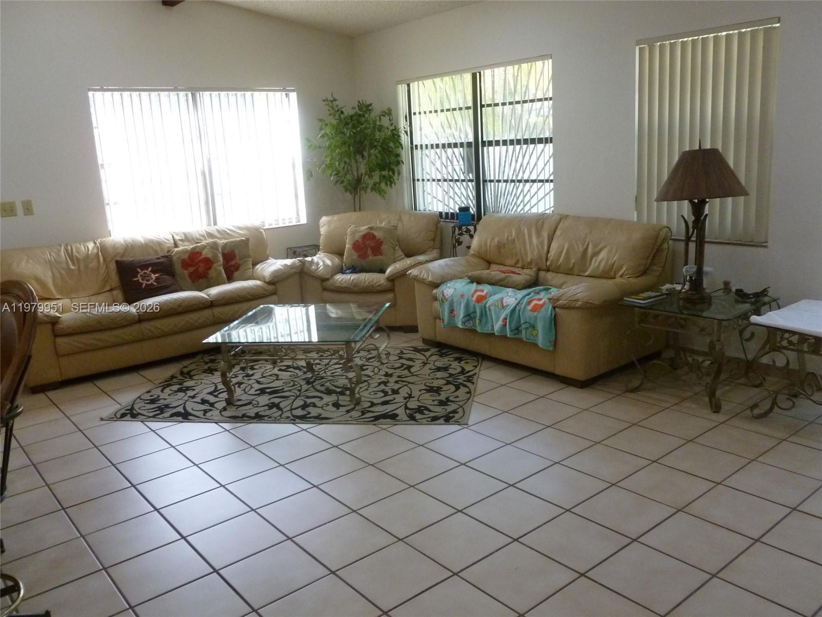 3261 NW 14th St Miami, FL 33125