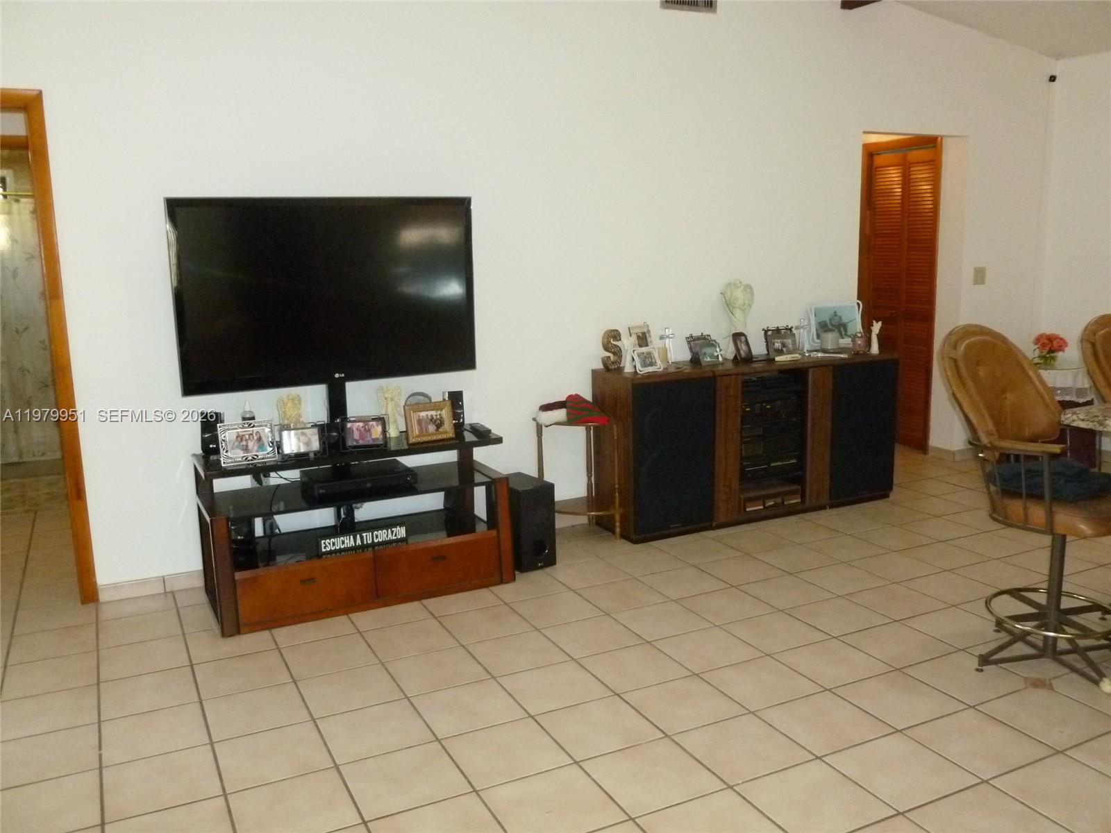 3261 NW 14th St Miami, FL 33125