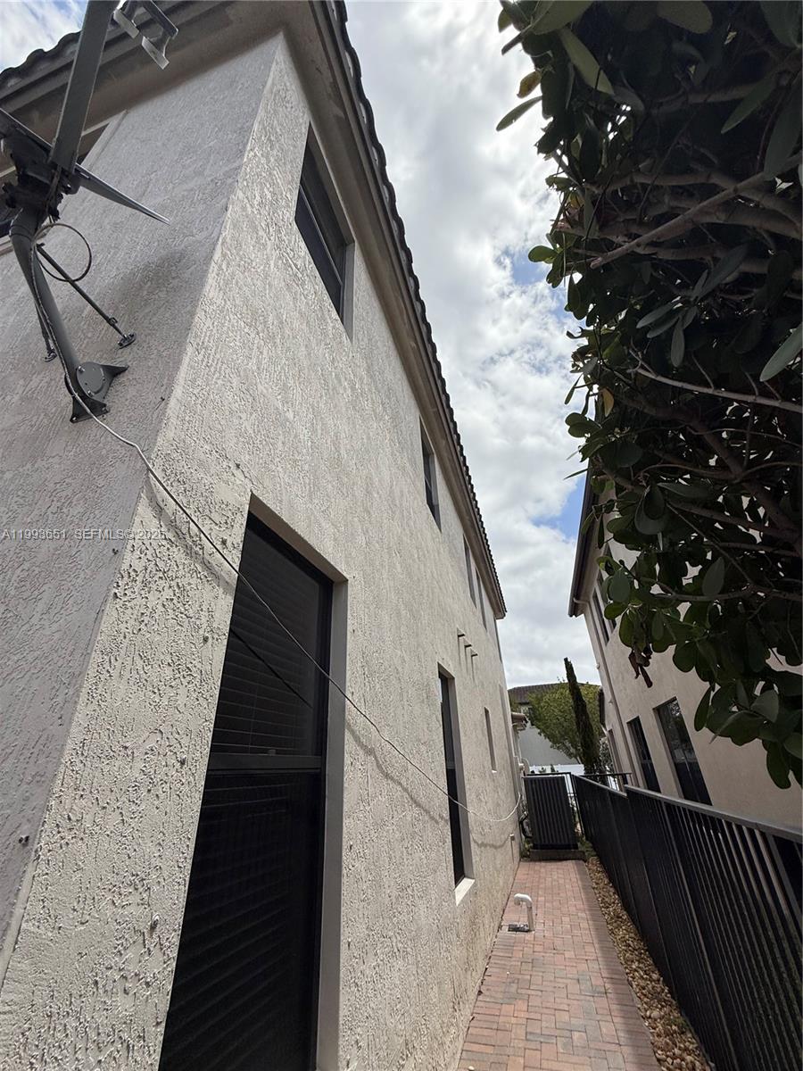 9776 W 34th Ave Hialeah, FL 33018