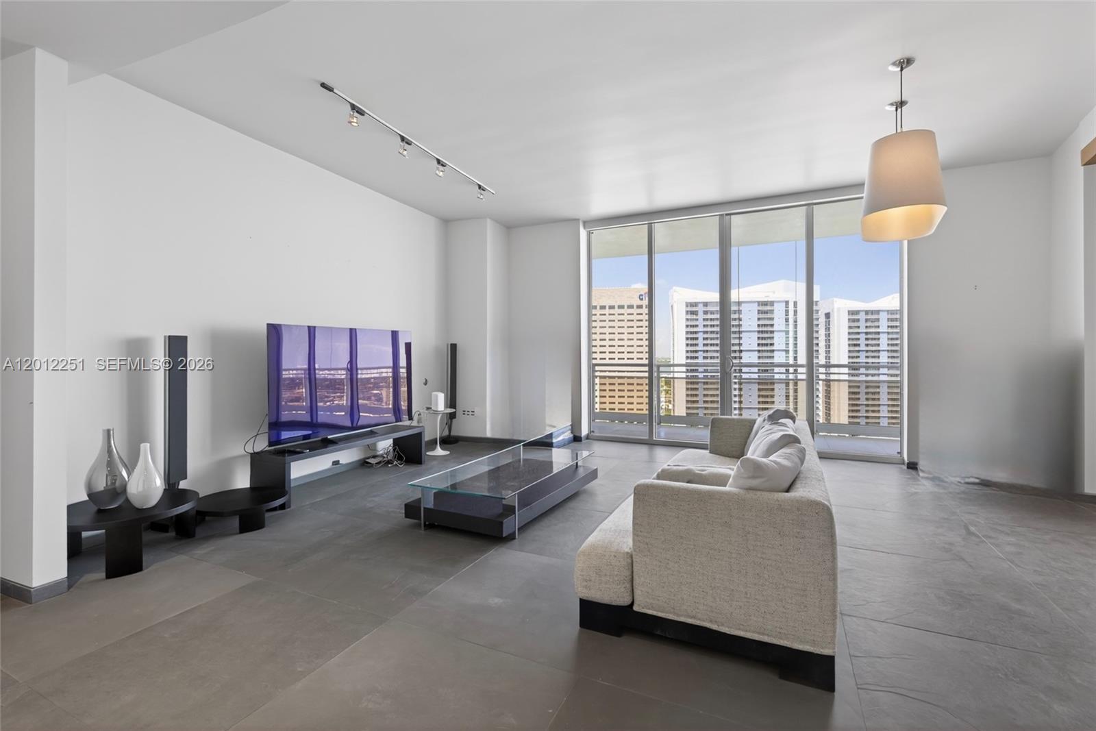 image Carbonell Condo4