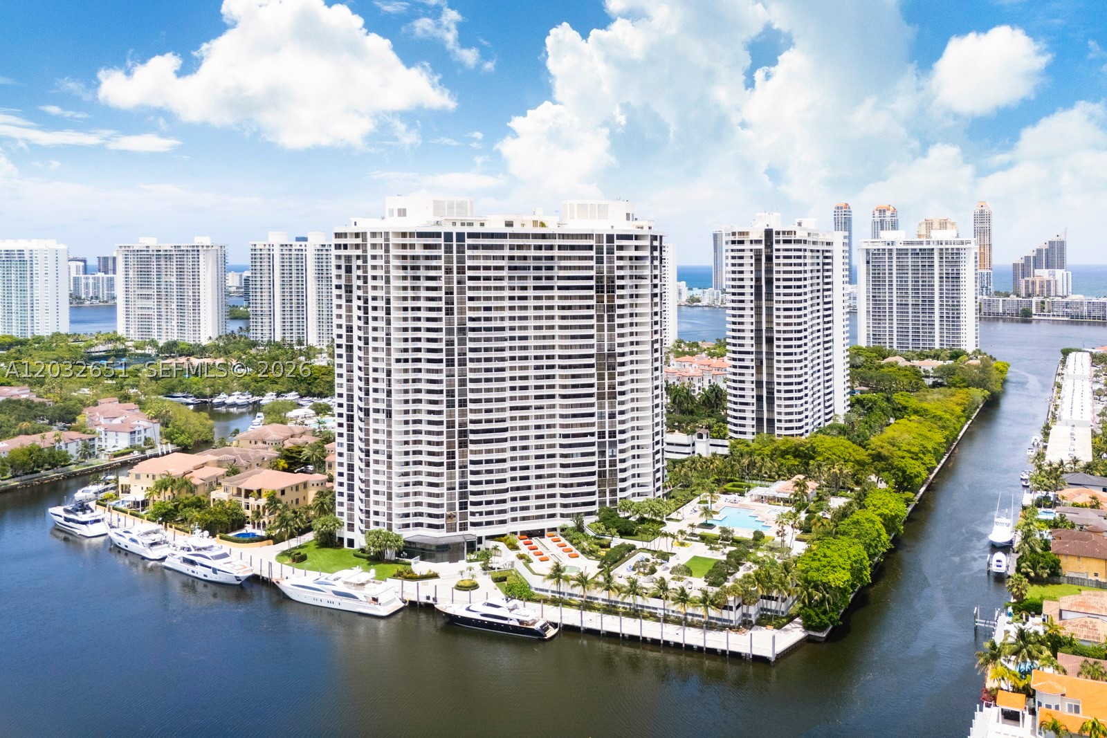 1000 W Island Blvd #911