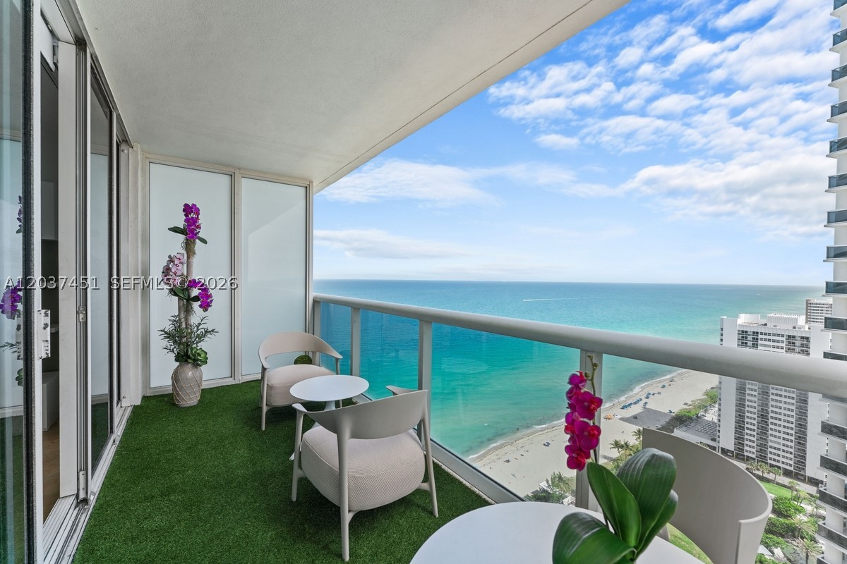 image Beach Club 21
