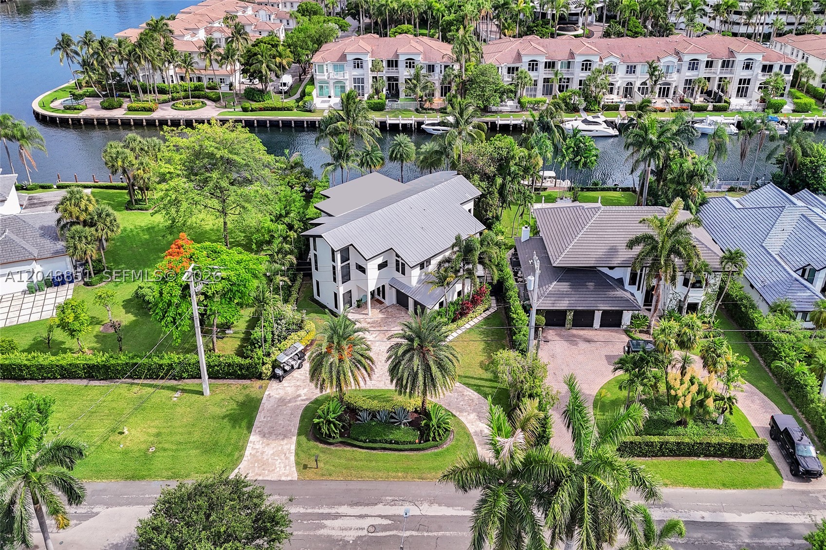 113 Holiday Dr Hallandale Beach, FL 33009