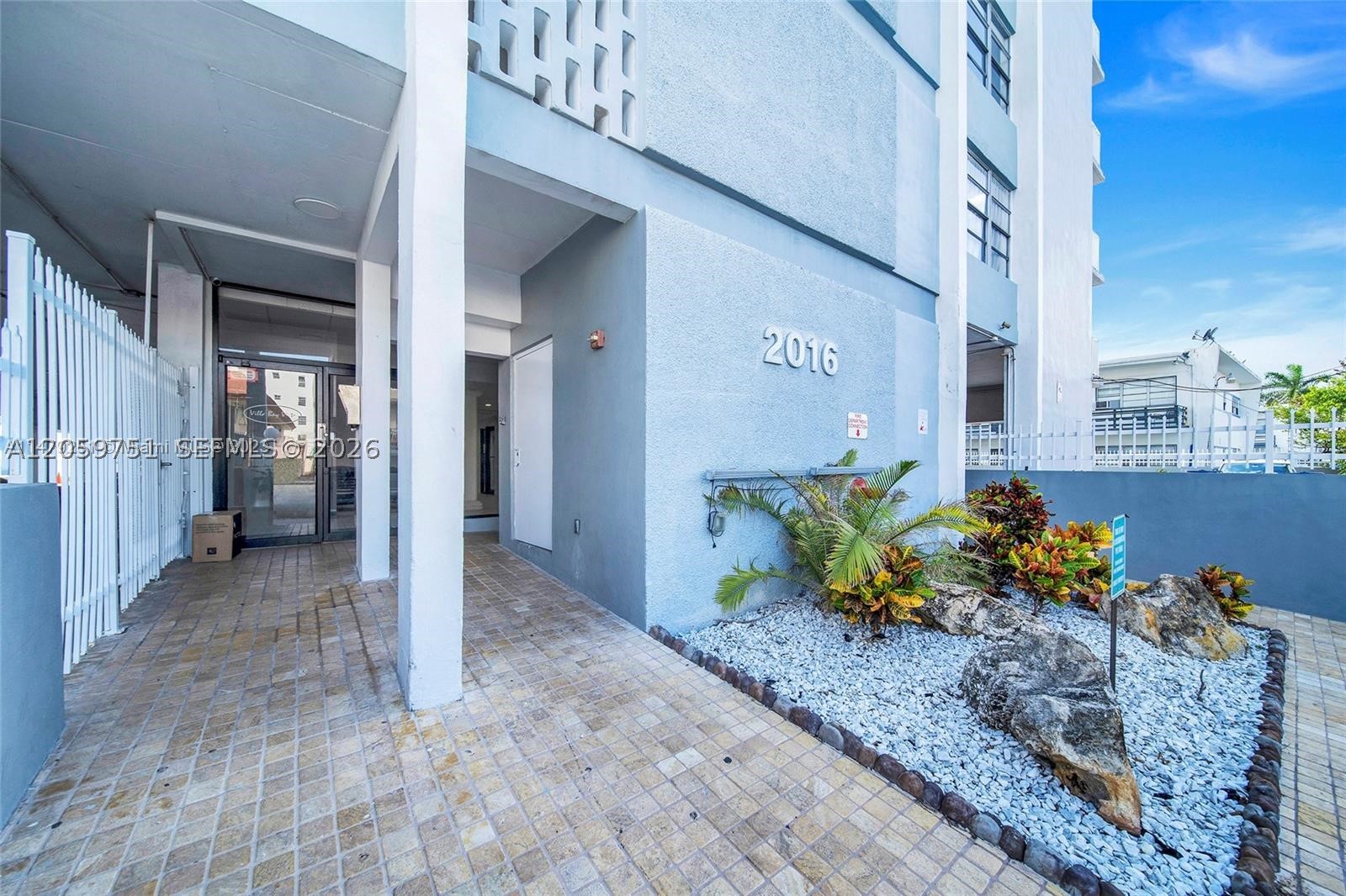 2016 Bay Dr #304