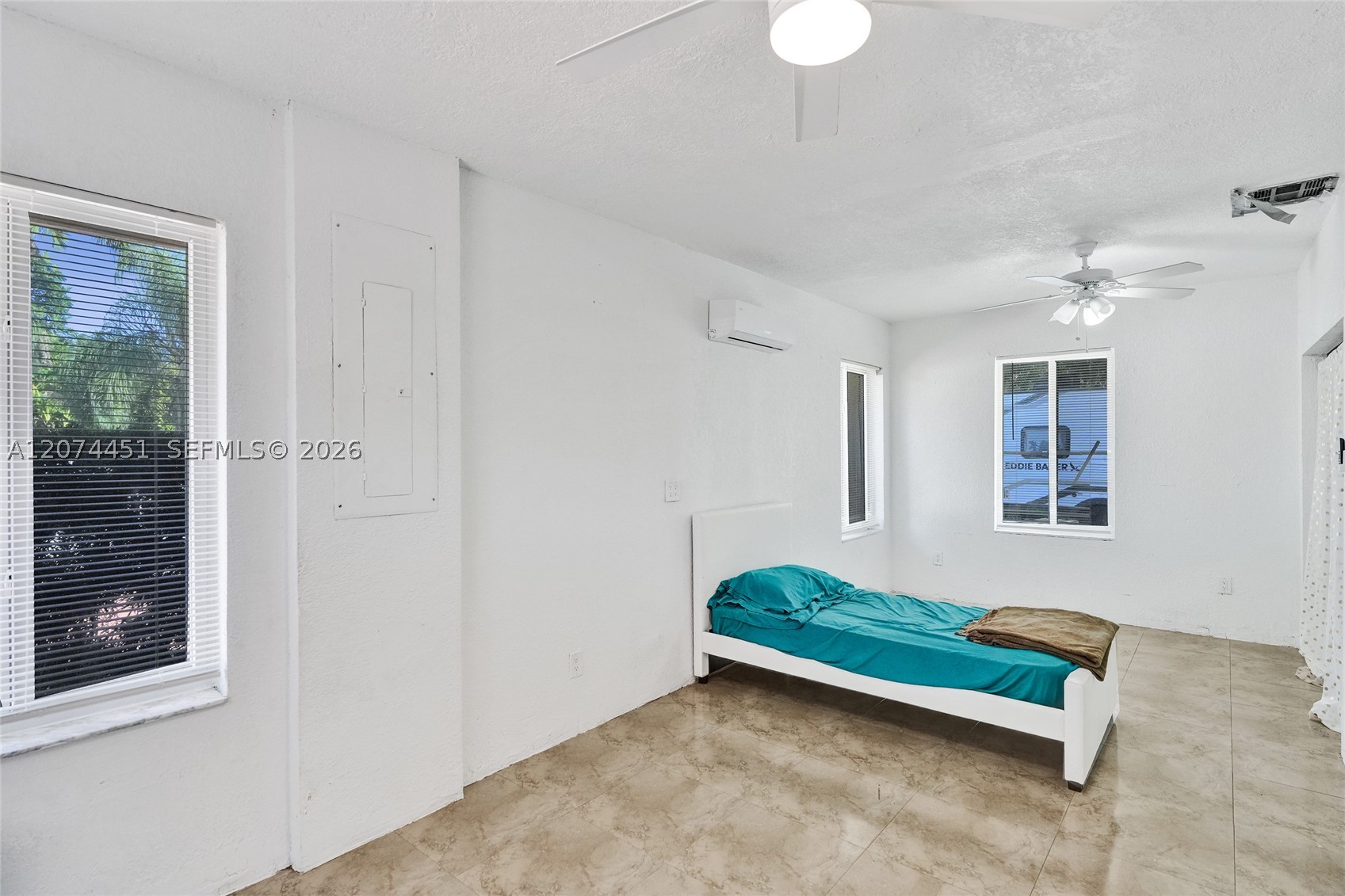 2 NE 160th St Miami, FL 33162