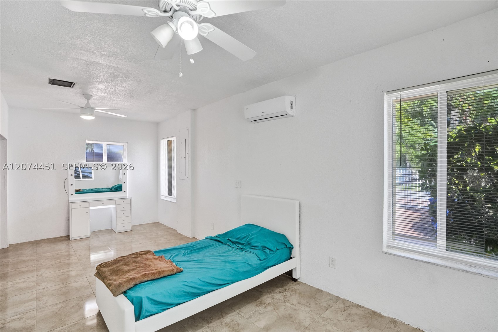 2 NE 160th St Miami, FL 33162