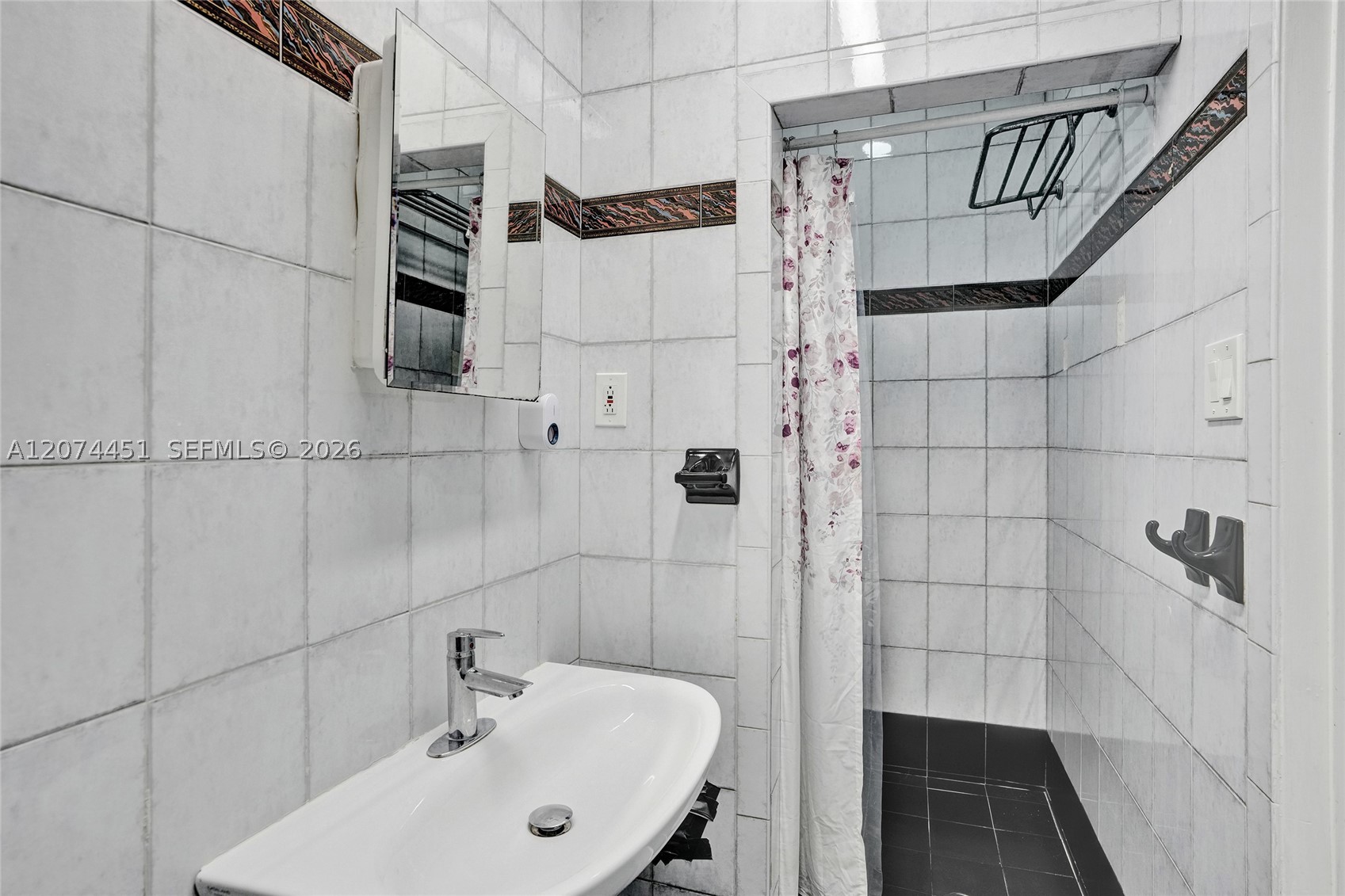 2 NE 160th St Miami, FL 33162