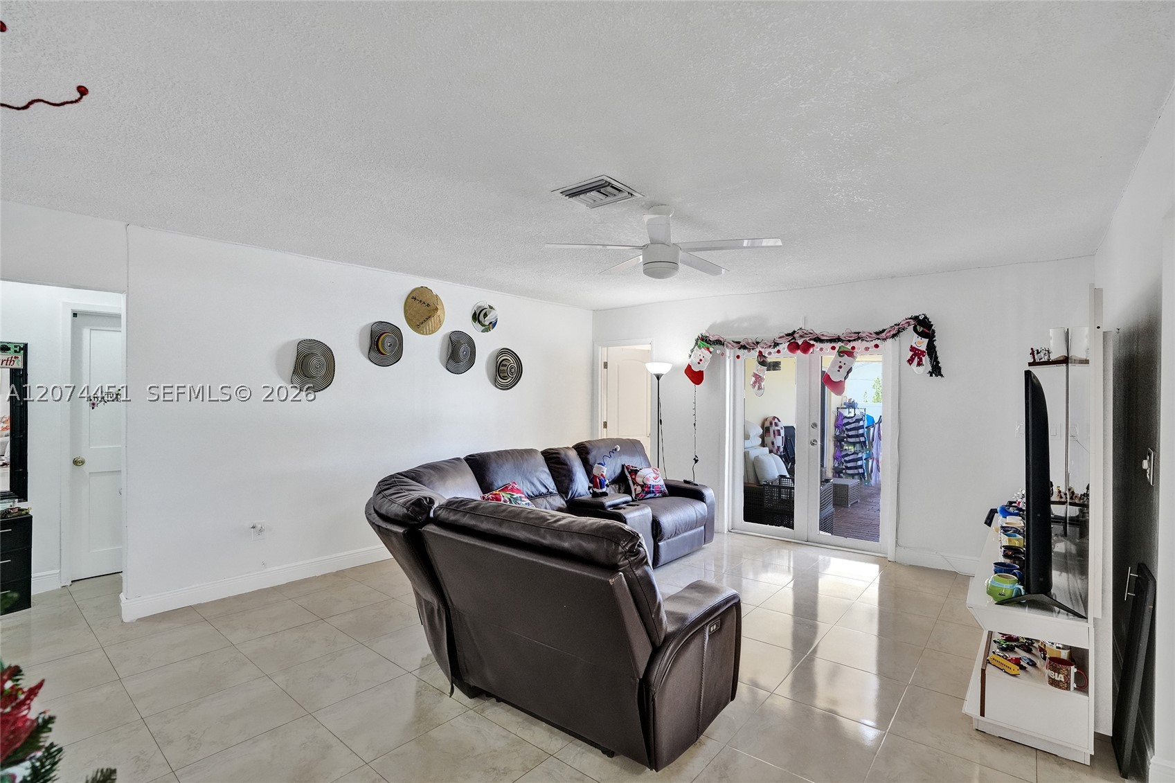 2 NE 160th St Miami, FL 33162