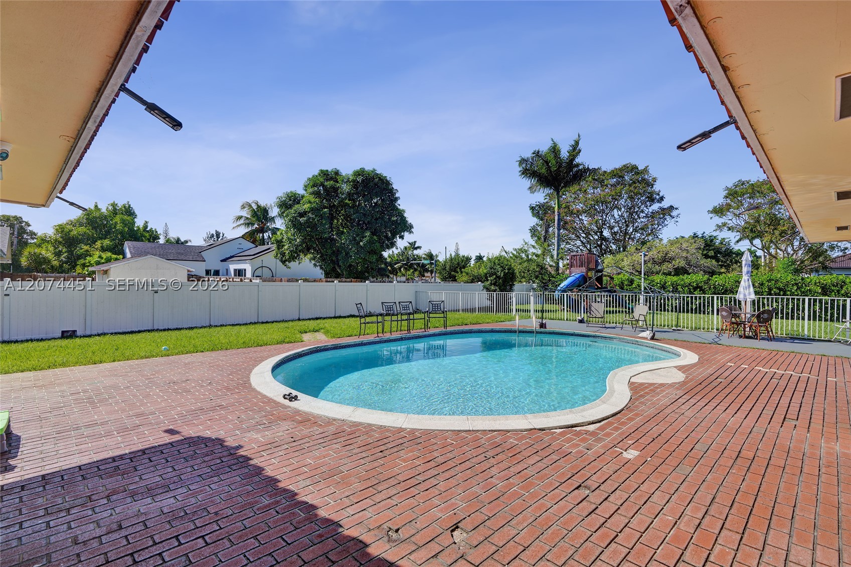 2 NE 160th St Miami, FL 33162