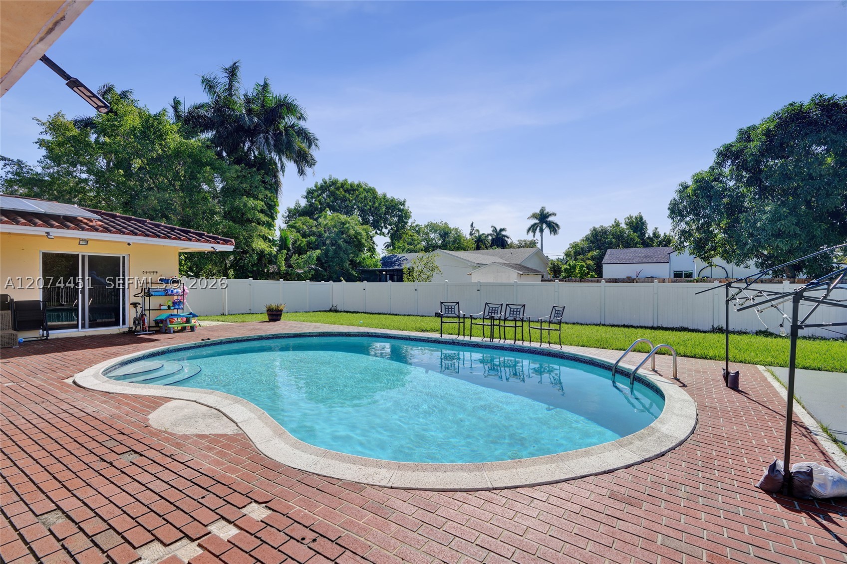 2 NE 160th St Miami, FL 33162