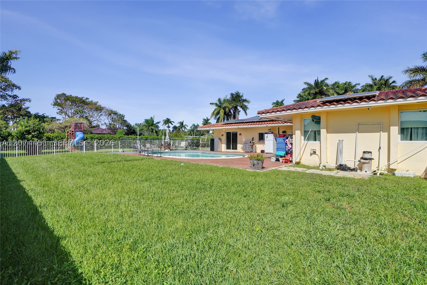 2 NE 160th St Miami, FL 33162