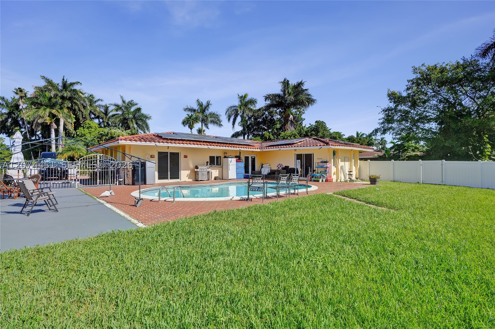 2 NE 160th St Miami, FL 33162