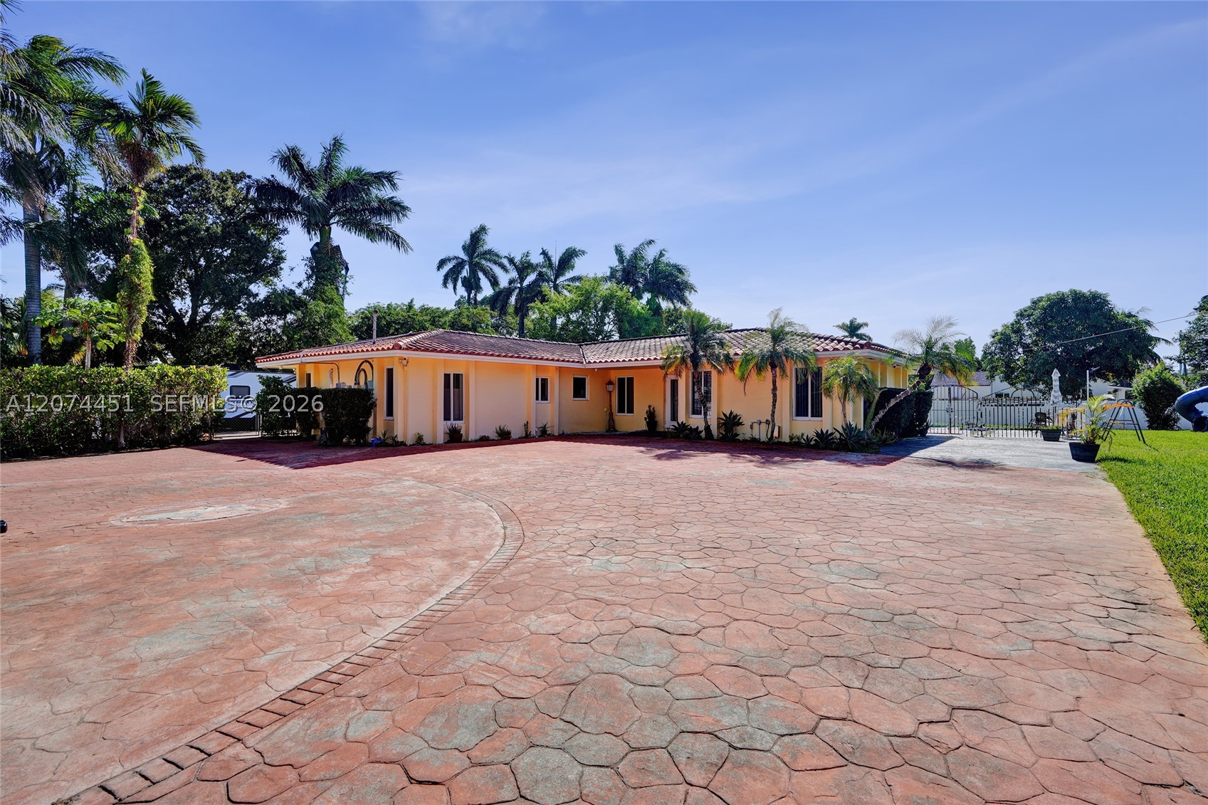 2 NE 160th St Miami, FL 33162