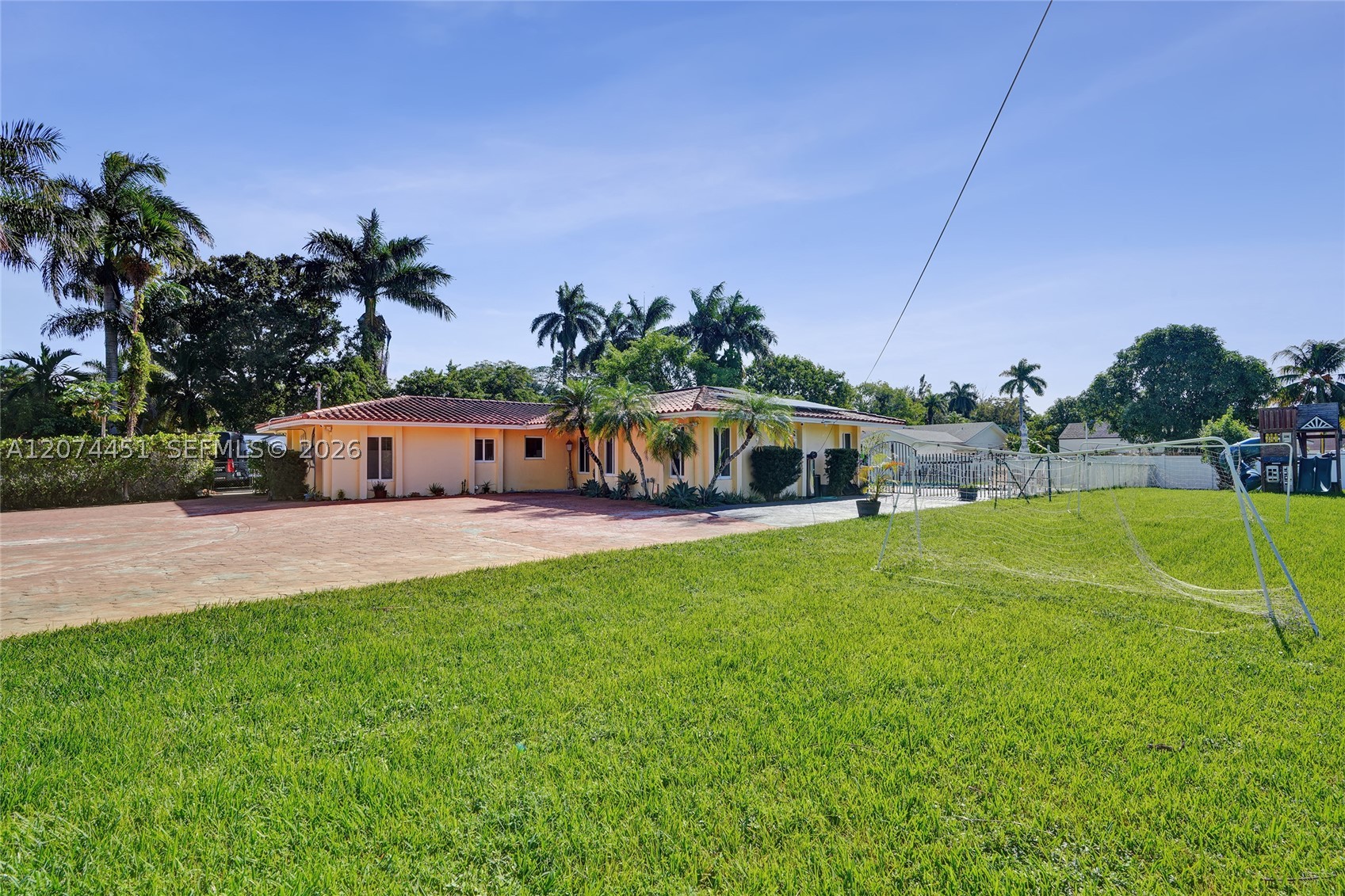 2 NE 160th St Miami, FL 33162
